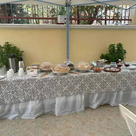 Pinotsi 3* סימי